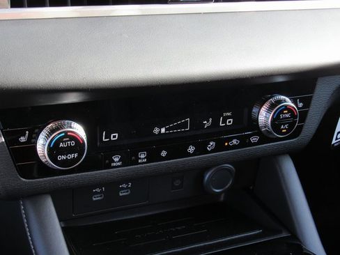 New 2025 Mitsubishi Outlander SE image 19