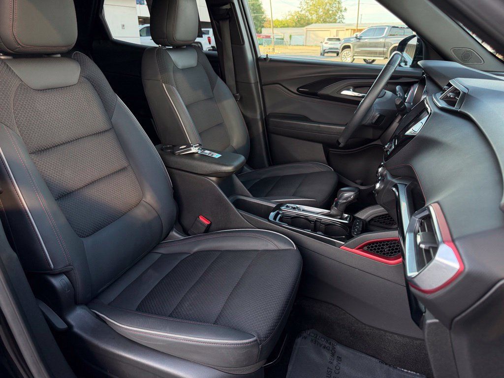 Used 2023 Chevrolet TrailBlazer RS w/ Sun and Liftgate Package FWD image 18