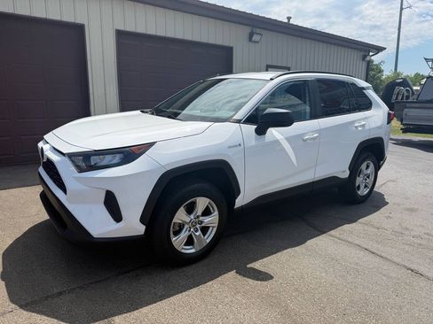 Used 2021 Toyota RAV4 LE AWD/4WD image 1