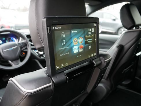 Used 2021 Chrysler Pacifica Limited w/ Uconnect Theater Family Group image 36