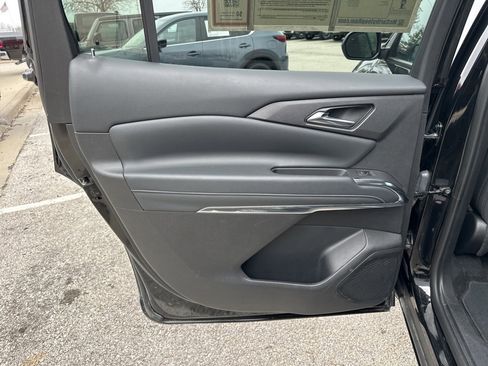 Used 2025 Chevrolet Traverse LT image 40