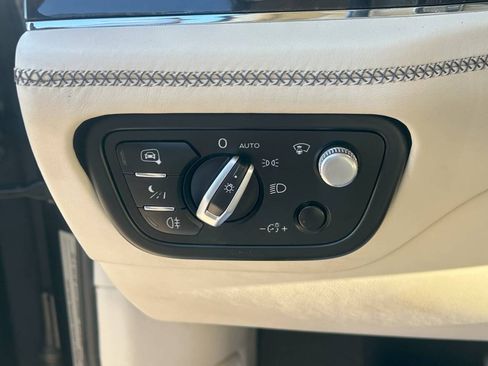 Used 2019 Bentley Bentayga image 23