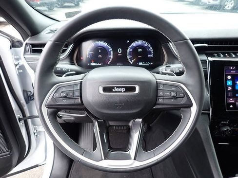 Used 2023 Jeep Grand Cherokee L Laredo image 21