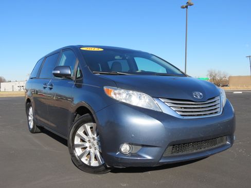 Used 2013 Toyota Sienna Limited image 2