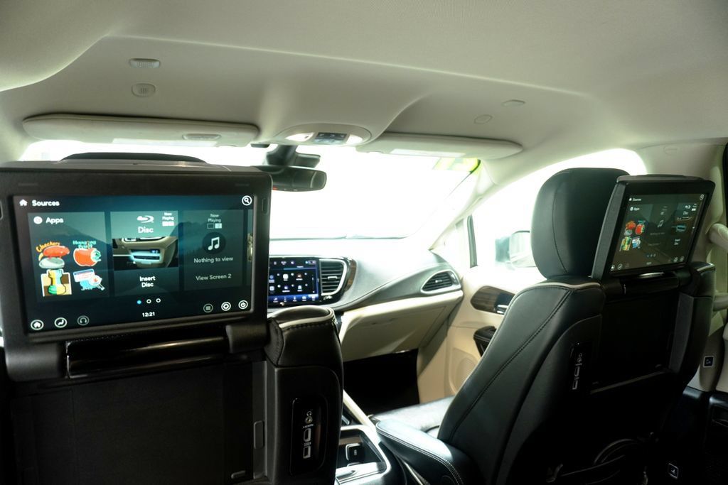 Used 2021 Chrysler Pacifica Limited w/ Uconnect Theater Family Group FWD image 25
