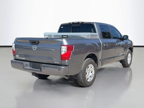 Used 2018 Nissan Titan SV w/ SV Convenience Package image 3