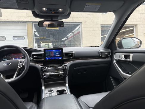 Used 2024 Ford Explorer Limited w/ Equipment Group 301A AWD/4WD image 8