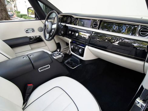 Used 2016 Rolls-Royce Phantom Drophead Coupe image 58