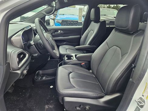 New 2026 Chrysler Pacifica Select image 12
