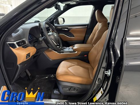 New 2026 Toyota Highlander Platinum image 16