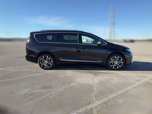 New 2026 Chrysler Pacifica Pinnacle image 14
