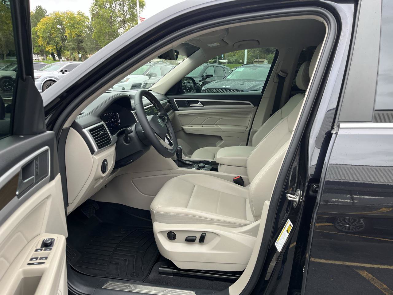 Used 2023 Volkswagen Atlas SE AWD/4WD image 3