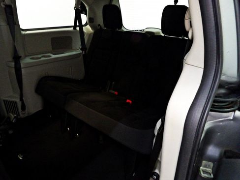Used 2018 Dodge Grand Caravan SE FWD image 10