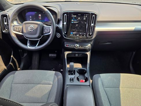 Used 2024 Volvo XC40 B5 Core image 19