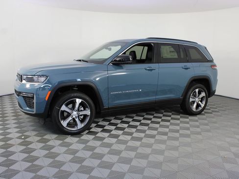 New 2026 Jeep Grand Cherokee Limited w/ Luxury Tech Group II AWD/4WD image 2