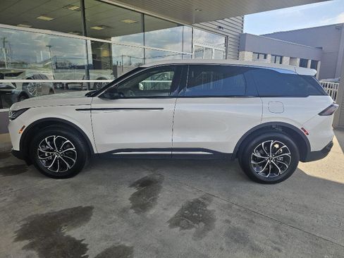 Used 2025 Lincoln Nautilus Premier AWD/4WD image 2