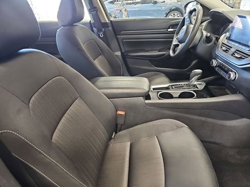Used 2024 Nissan Altima 2.5 SV image 10