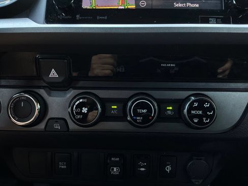 Used 2018 Toyota Tacoma TRD Off-Road AWD/4WD image 34