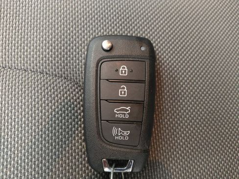 Used 2025 Hyundai Elantra SE FWD image 32