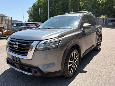 Used 2024 Nissan Pathfinder Platinum image 7