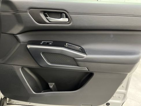 Used 2025 Nissan Pathfinder SL FWD image 34