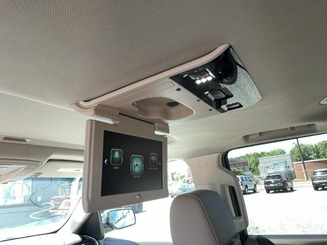 Used 2018 Chevrolet Suburban Premier AWD/4WD image 15