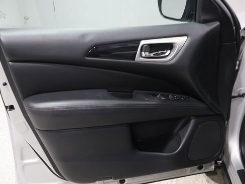 Used 2020 Nissan Pathfinder S image 12