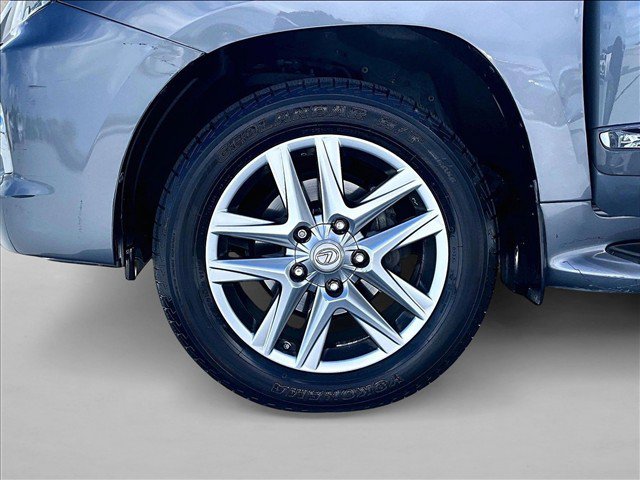Used 2013 Lexus LX 570 4WD w/ Luxury Pkg w/Pre-crash image 9