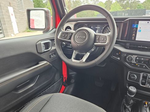 Used 2025 Jeep Wrangler Unlimited Sahara AWD/4WD image 9