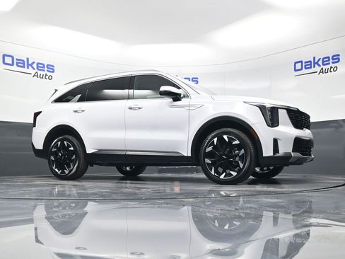 Certified 2025 Kia Sorento EX w/ Panoramic Sunroof Package image 28