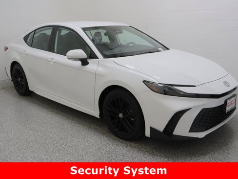 Used 2025 Toyota Camry SE image 4