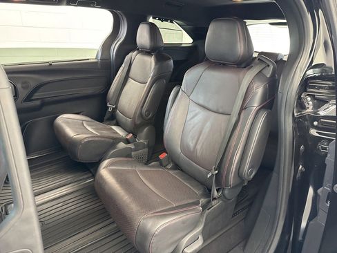 Certified 2025 Toyota Sienna XSE image 40