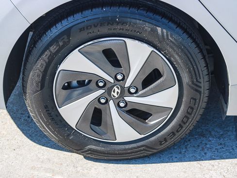 Used 2019 Hyundai Ioniq SEL image 12