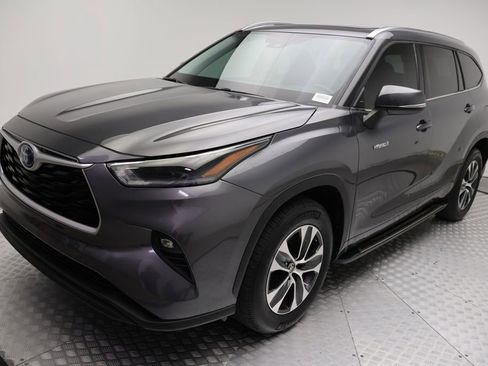 Used 2021 Toyota Highlander XLE FWD image 2