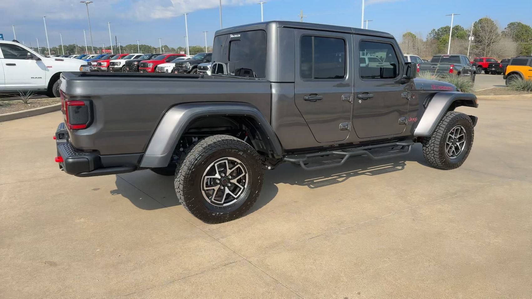 Used 2024 Jeep Gladiator Rubicon AWD/4WD image 9