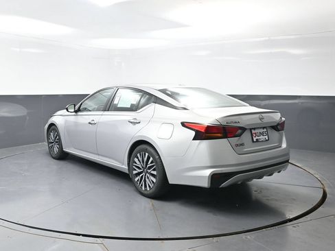 Used 2024 Nissan Altima 2.5 SV FWD image 11