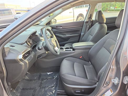 Used 2024 Nissan Altima 2.5 SV FWD image 17
