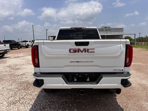 Used 2020 GMC Sierra 2500 AT4 w/ Technology Package AWD/4WD image 4