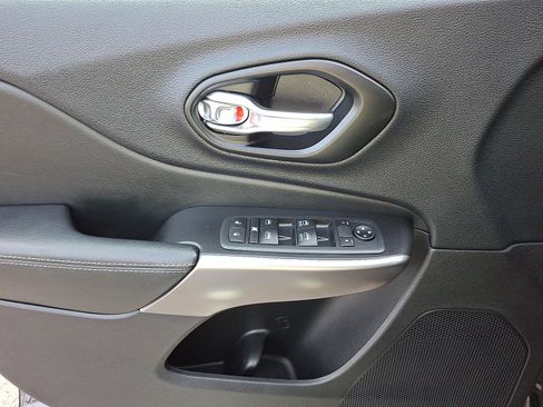 Used 2021 Jeep Cherokee Latitude Lux w/ Comfort/Convenience Group image 12