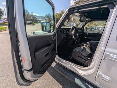 Used 2022 Jeep Wrangler Unlimited Sahara w/ LED Lighting Group image 9