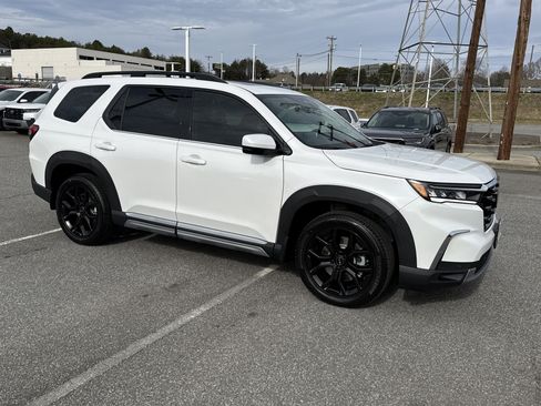 New 2025 Honda Pilot Touring image 2