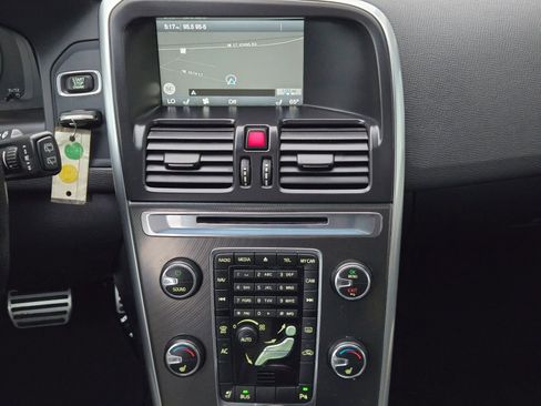 Used 2013 Volvo XC60 T6 R-Design Platinum image 26