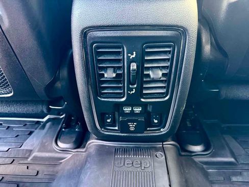 Used 2015 Jeep Grand Cherokee Limited image 18