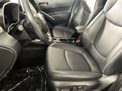 Used 2025 Toyota Corolla Cross XLE w/ Convenience Package FWD image 21