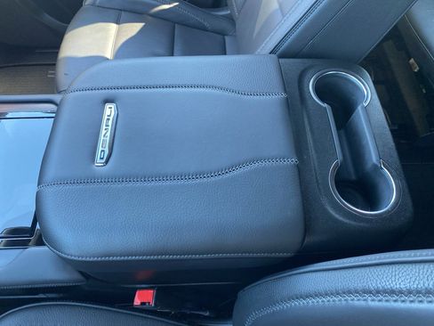 Used 2025 GMC Yukon XL Denali image 34