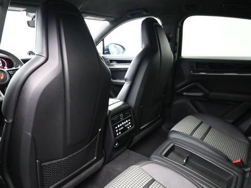 Certified 2025 Porsche Cayenne Coupe AWD/4WD image 8