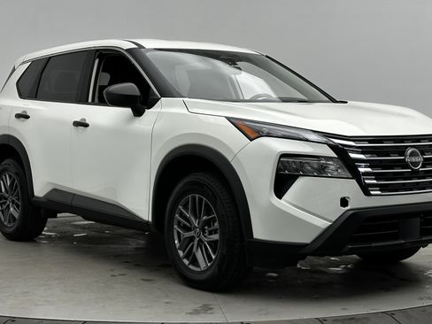 Used 2024 Nissan Rogue S image 3