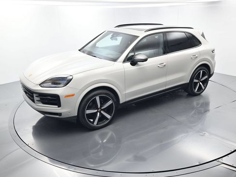 Certified 2025 Porsche Cayenne AWD/4WD image 34