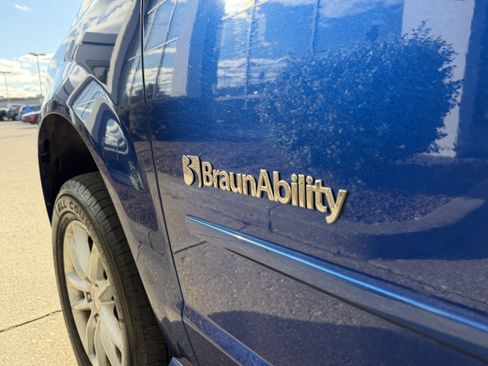 Used 2013 Dodge Grand Caravan SXT image 17