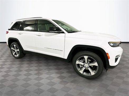 New 2025 Jeep Grand Cherokee Limited w/ Luxury Tech Group II image 3